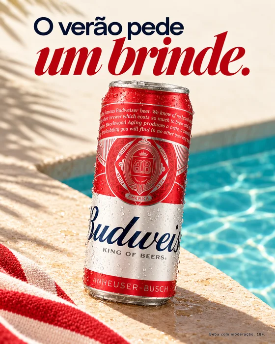 Lata de Budweiser al borde de una piscina con la frase «O verão pede um brinde.».