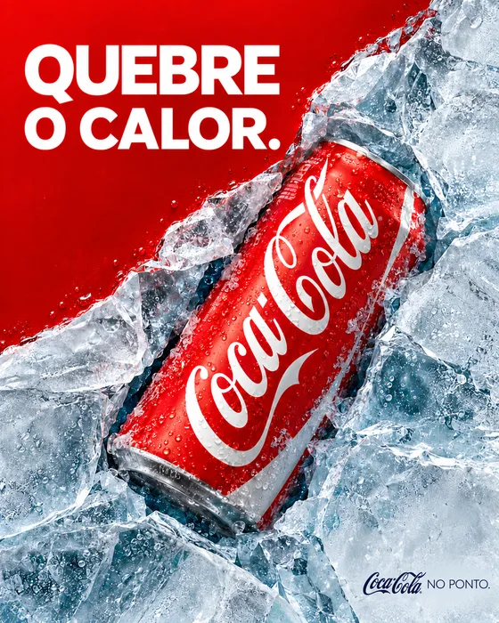 Lata de Coca-Cola entre cubitos de hielo con la frase «Quebre o calor.».