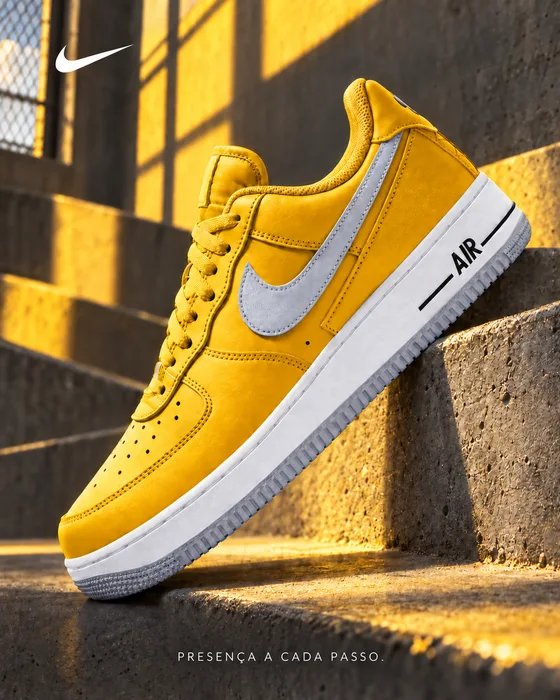 Zapatilla Nike amarilla en una escalera iluminada por el sol.