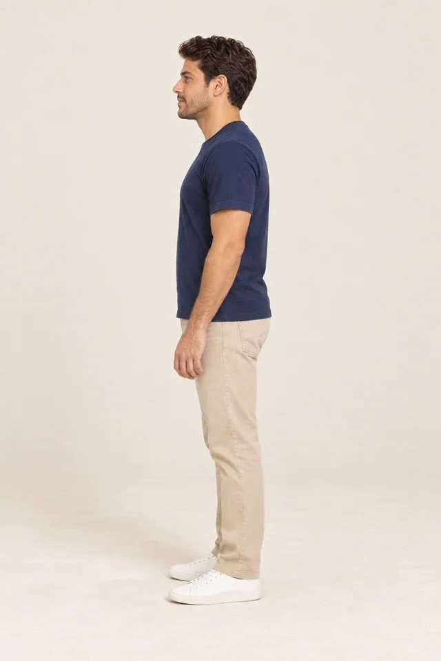 Caio · Cuerpo entero de perfil